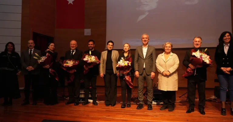 ankarada-usta-oyunculardan-sifa-niyetine-anilar-ve-turkuler-af52JTDY.webp