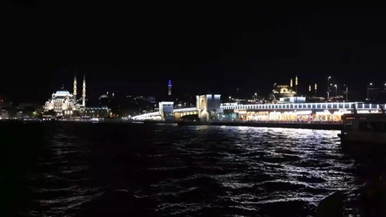 yapay-isiklar-deniz-ekosistemini-tehdit-ediyor-P3Kxl8eP.jpg